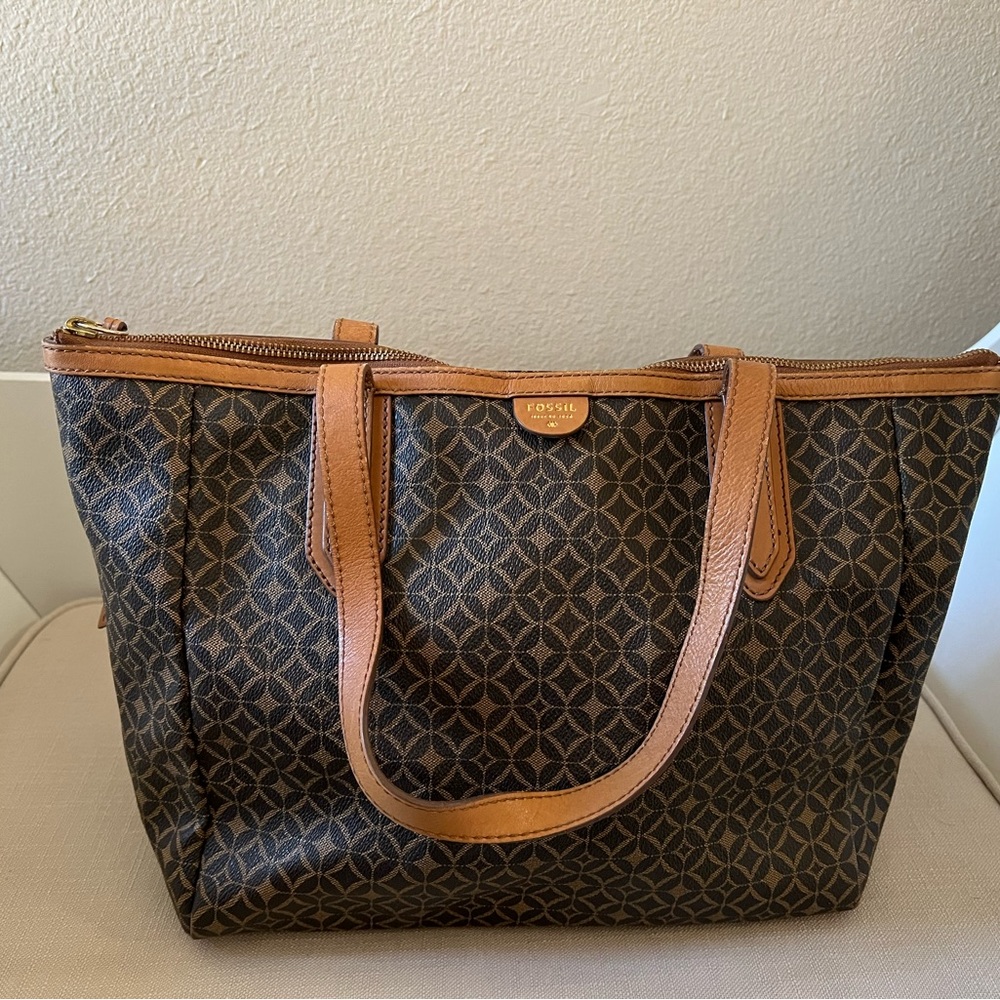 Fossil tote